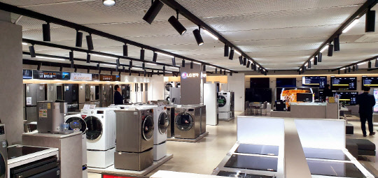 코로나19 사태로 전자제품 양판점들이 실적 부진에 빠질 전망이다. 사진은 롯데하이마트 잠실 메가스토어점 전경. <김아름 기자>